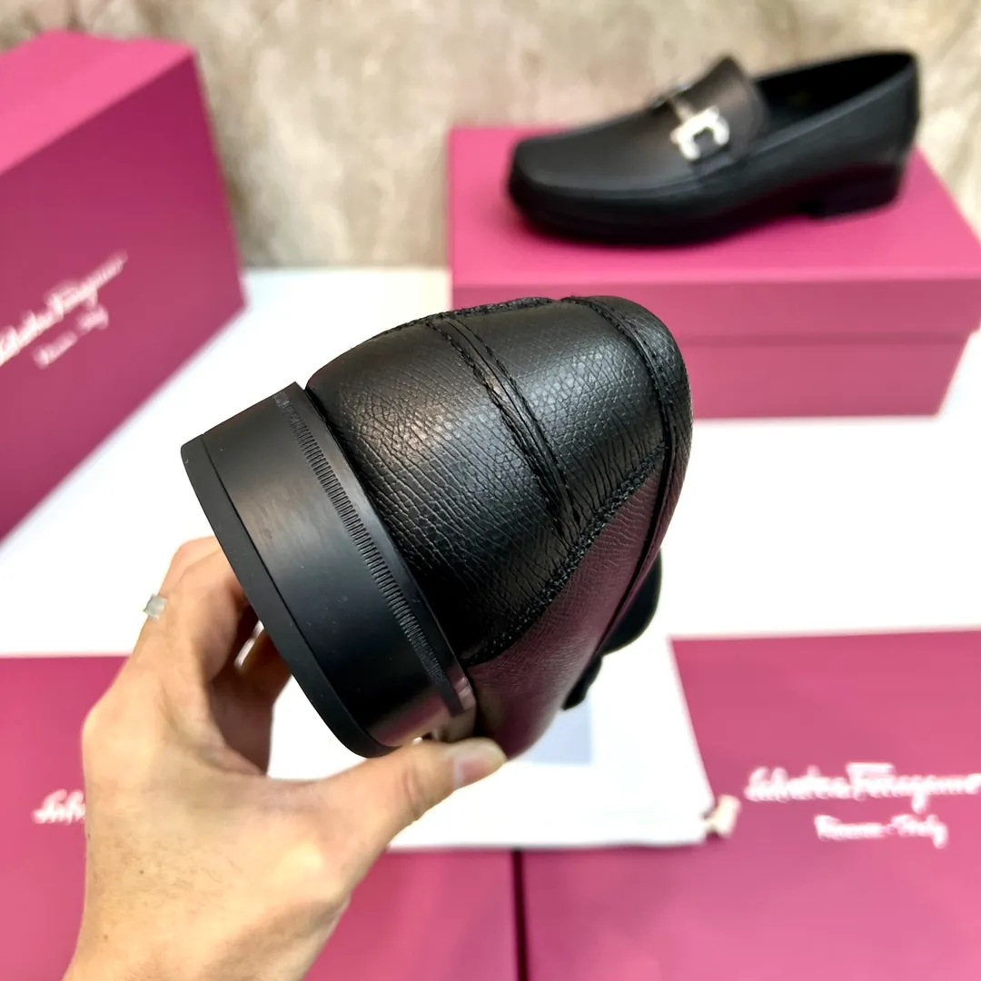 Original quality P780 Brand: Ferragamo Standard size: Men's size 39–44 (38.45 can be customized) Grade: Same style as the official website High-quality men's shoes Material: Customized first-layer calfskin with water-dyed cowhide lining Cowhide tiptoe Original non-slip and wear-resistant rubber outsole Style category: Men's formal business leather shoes are young and fashionable European and American trends British style Casual matching and comfortable feet Color: actual picture